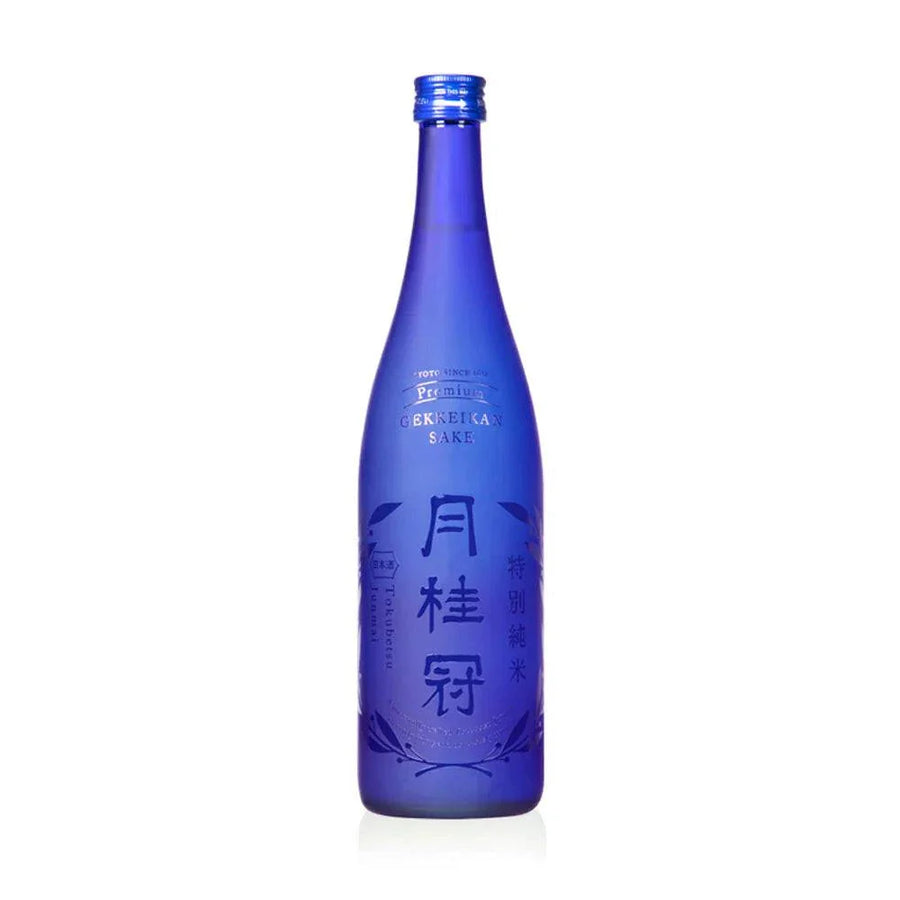 Gekkeikan Junmai Sake Tokubetsu 720 ML bottle with traditional Japanese design